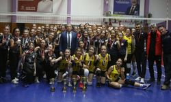 Voleybolun Yıldızları Ünye Atatürk Ortaokulu'ndan Çıktı..