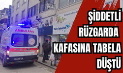 ŞİDDETLİ RÜZGARDA KAFASINA TABELA DÜŞTÜ