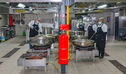 ÜNYE BELEDİYESİ GÖNÜL SOFRASI İFTARDA BİNLERCE KİŞİYİ BULUŞTURUYOR