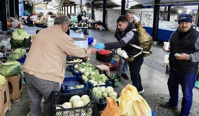 Büyükşehir Belediyesinden Pazarcılara Çorba