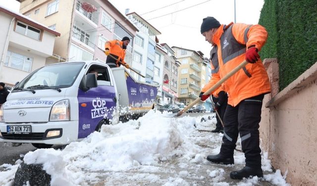 Caddelerde Kar Temizliği Yapılıyor