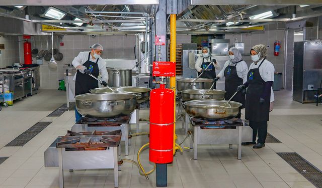 ÜNYE BELEDİYESİ GÖNÜL SOFRASI İFTARDA BİNLERCE KİŞİYİ BULUŞTURUYOR