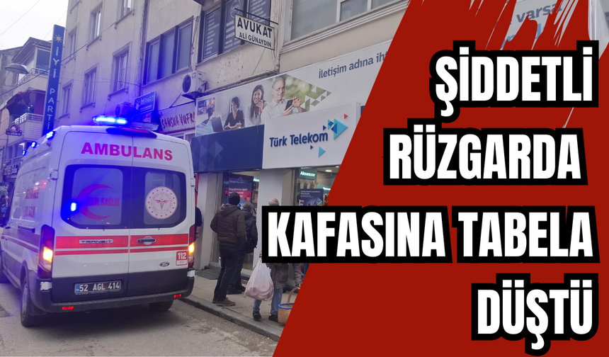 ŞİDDETLİ RÜZGARDA KAFASINA TABELA DÜŞTÜ
