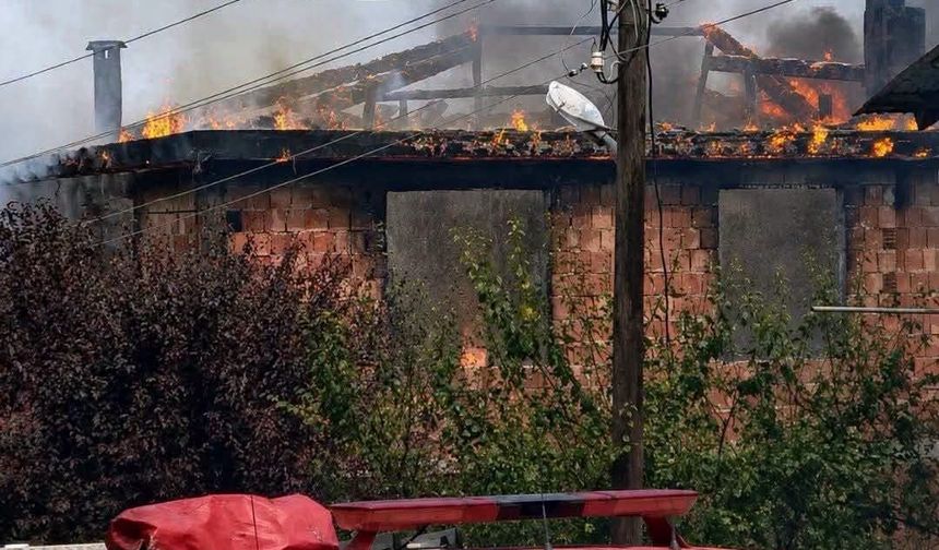 ÜNYE’DE ÇATI YANGINI: 1 TON FINDIK KÜL OLDU